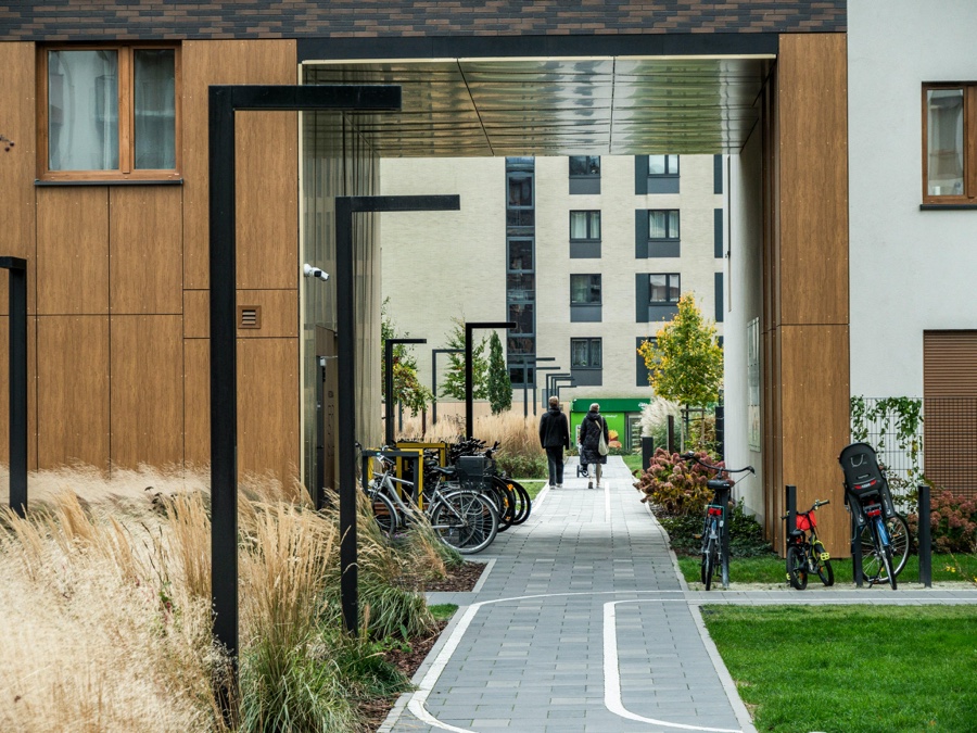 Moderne uteareal med gangvei og sykkelparkering